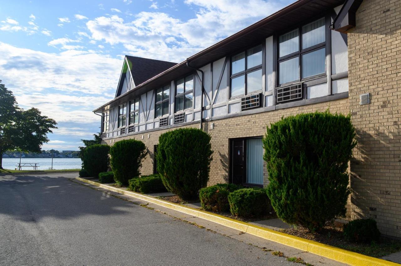 Days Inn By Wyndham Sarnia Harbourfront Exterior photo