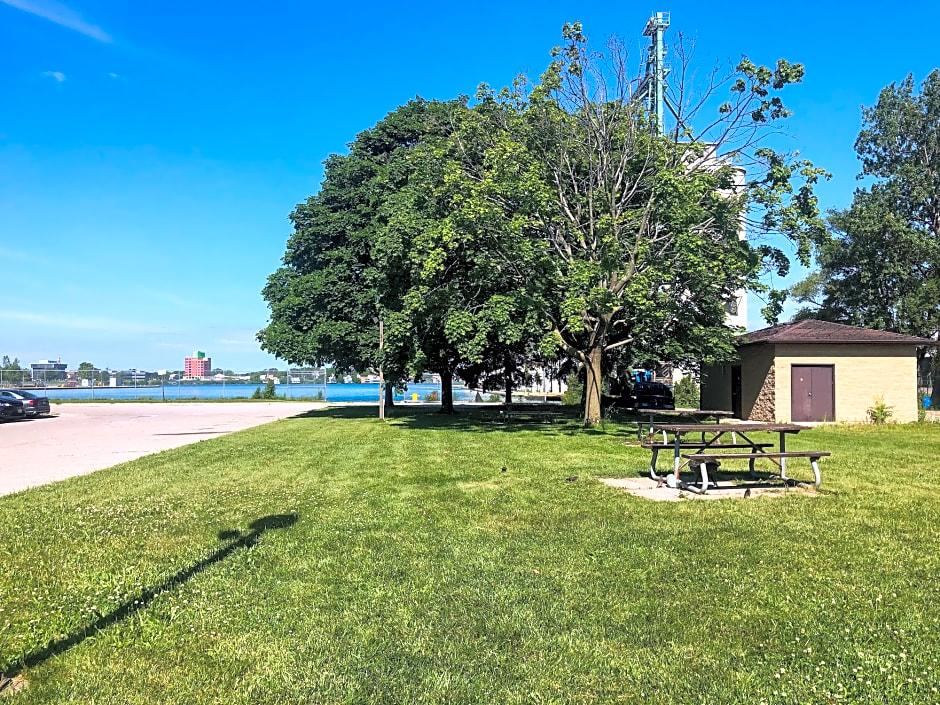 Days Inn By Wyndham Sarnia Harbourfront Exterior photo