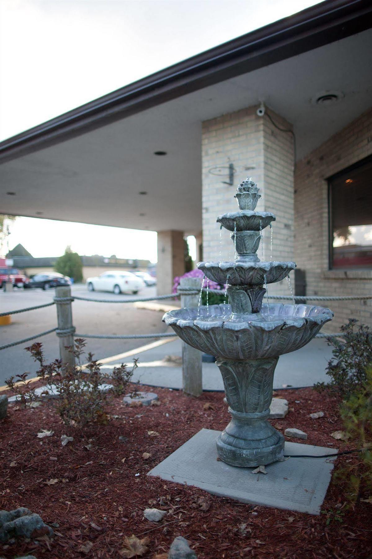 Days Inn By Wyndham Sarnia Harbourfront Exterior photo